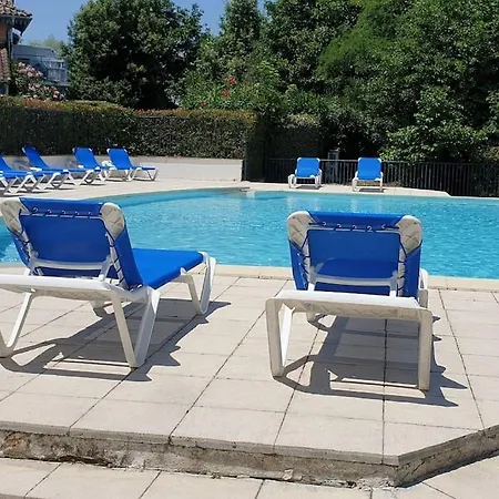 Cute With Pool At Hébergement de vacances *